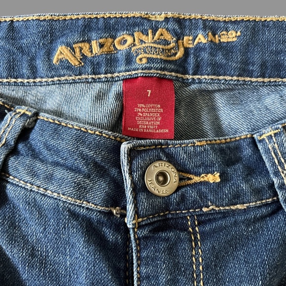 Arizona Jeans Women's Denim Bermuda Shorts with Rolled Cuff Hem Size 7 - Picture 2 of 3